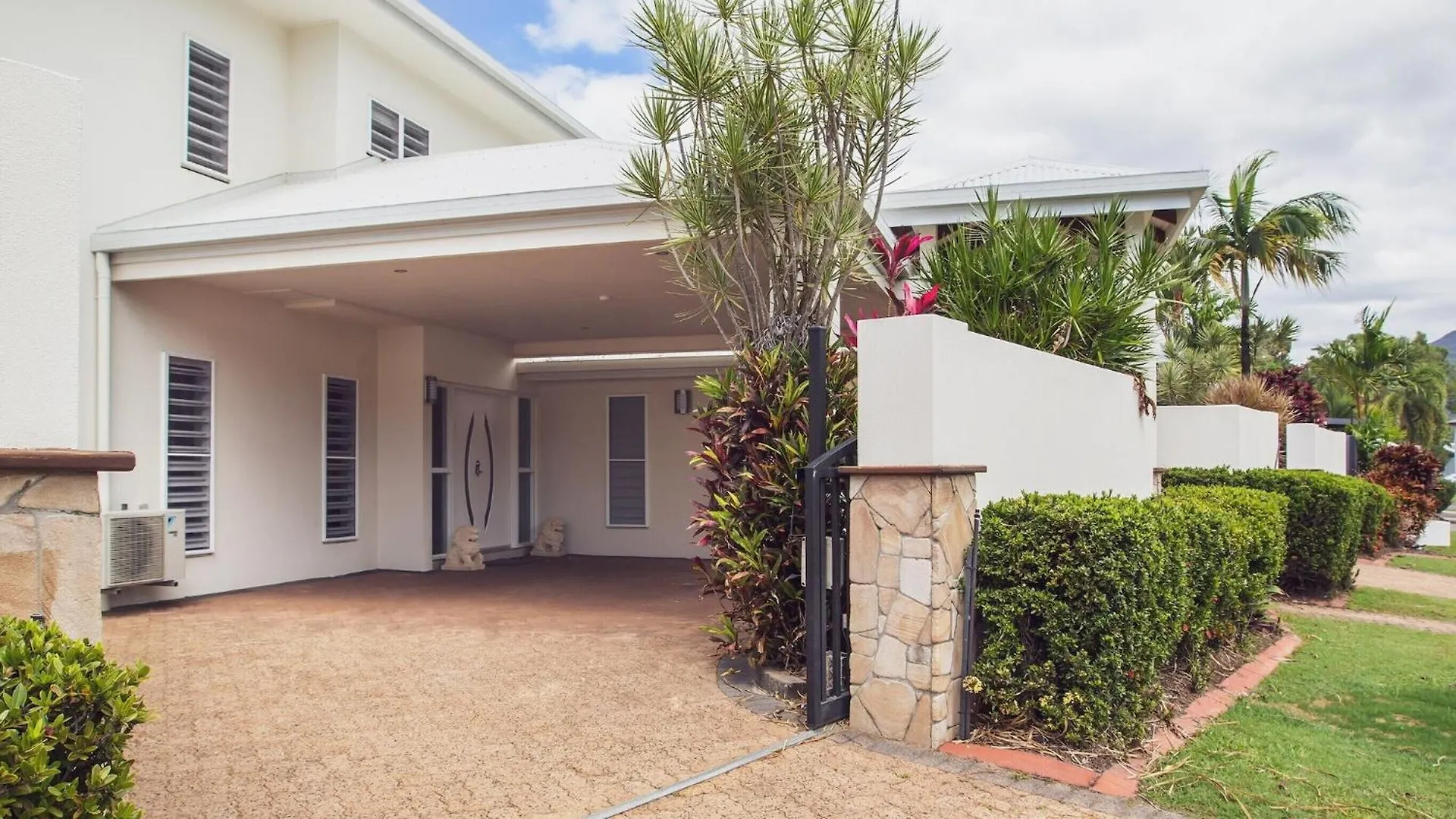 Luxury House On Clifton Beach With Heated Saltwater Swimming Pool 0*,