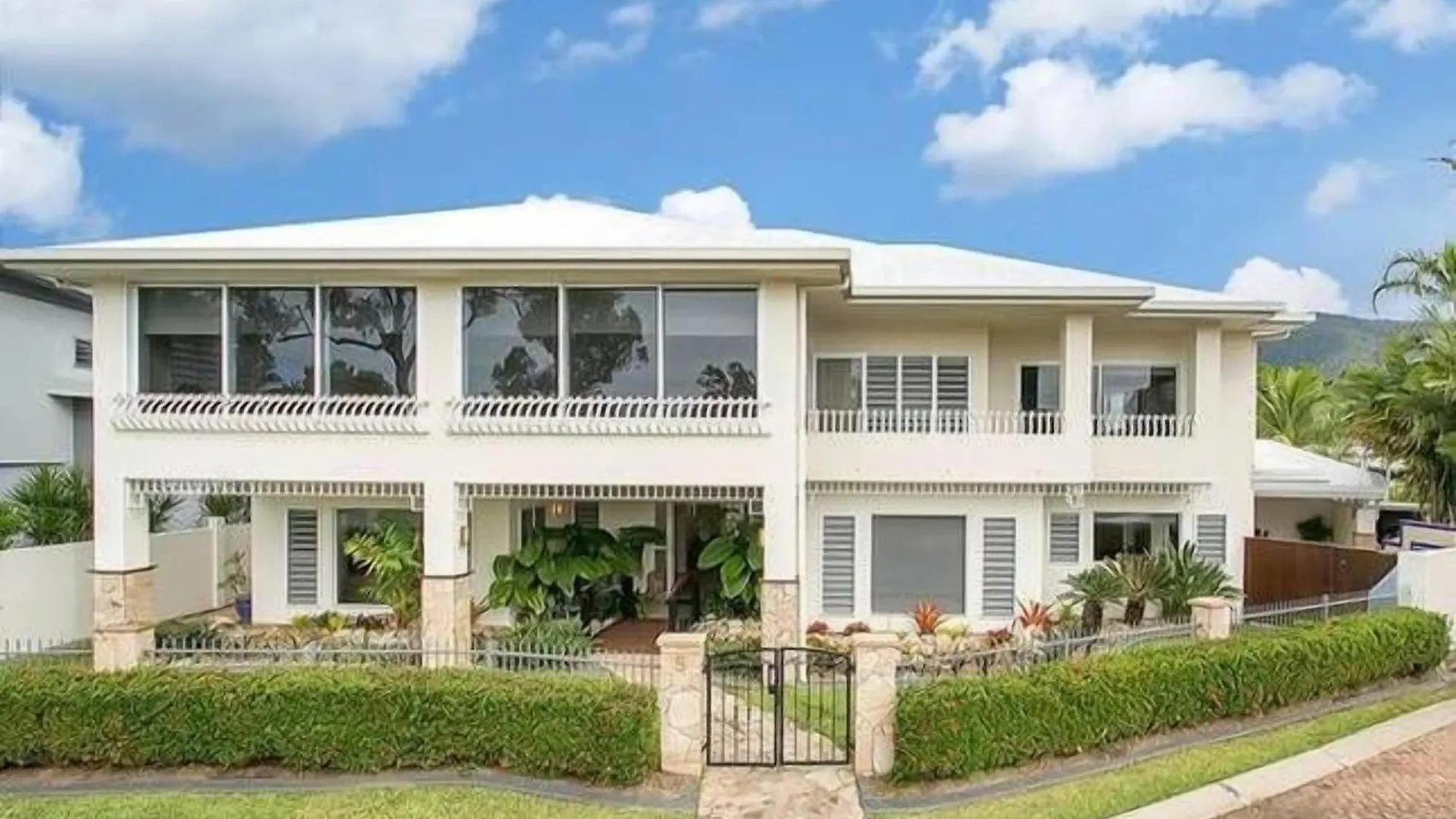 Luxury House On Clifton Beach With Heated Saltwater Swimming Pool 0*,  Australia